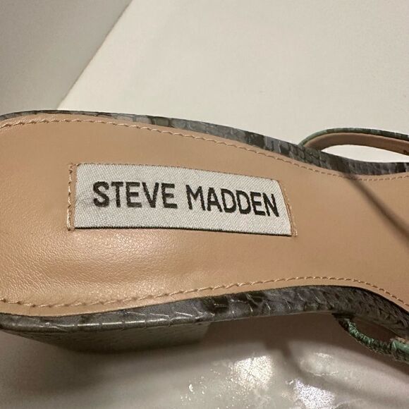 Steve Madden strappy sandals with block heels. - Picture 2 of 4